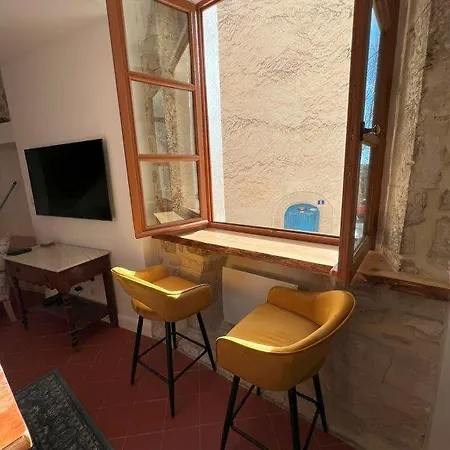 Authentic Maison In Old Town Forcalquier